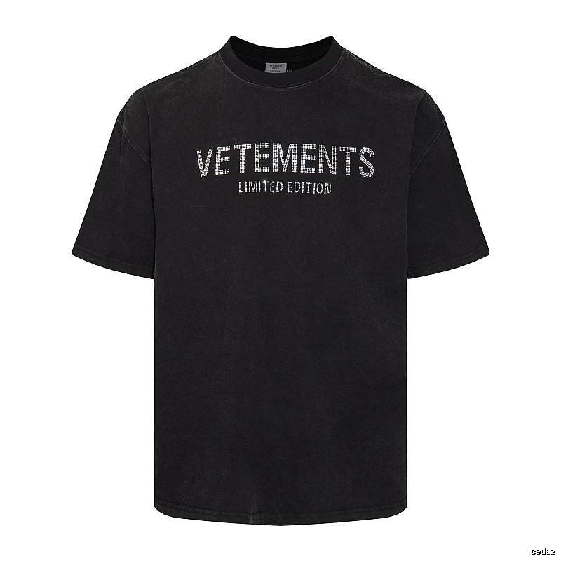 Logo Detail Statement graphic T-shirt Black Colorful Lucky with Relaxed Feel