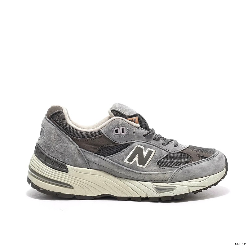 New Balance retro-style grey sports shoes