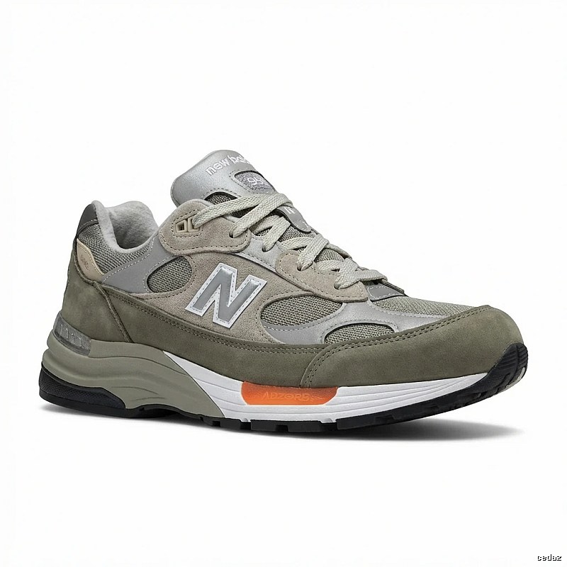 New Balance retro-style grey sports shoes