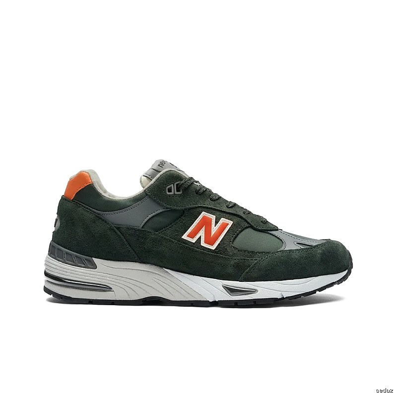 Retro style dark green of New Balance 990v3
