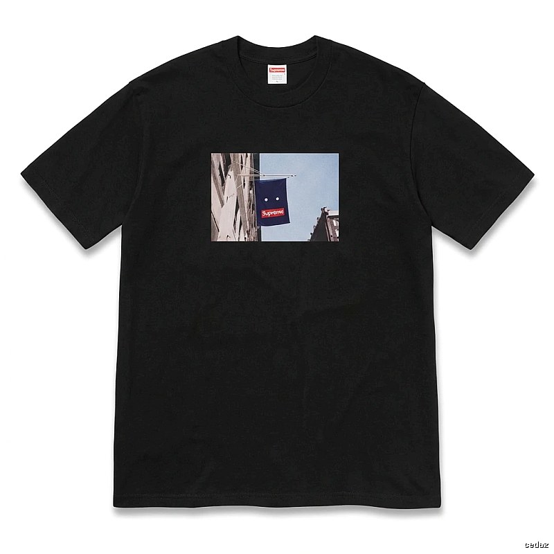 Supreme street scene style black T-shirt