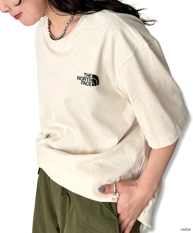 The classic and simple style white T-shirt of The North Face.
